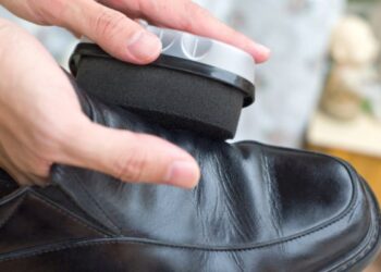 Cách đánh giày da đúng chuẩn giúp đôi giày luôn sáng bóng