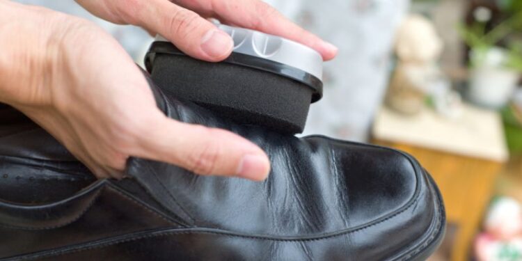 Cách đánh giày da đúng chuẩn giúp đôi giày luôn sáng bóng