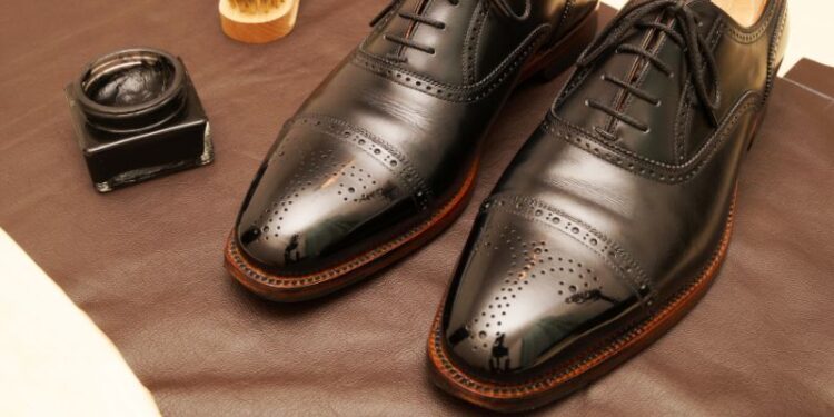 Cách làm mềm giày da nhanh chóng và hiệu quả chỉ với những mẹo đơn giản