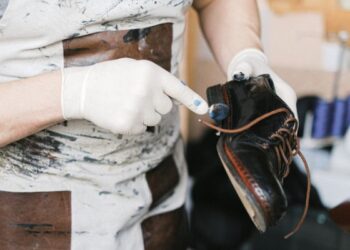 Cách làm rộng giày da: Bí quyết giúp đôi chân bạn luôn thoải mái