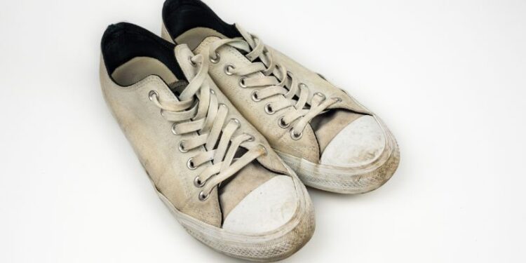 Cách làm sạch giày da trắng: Giữ giày luôn mới và sáng bóng 3 Cách làm sạch giày da trắng: Giữ giày luôn mới và sáng bóng