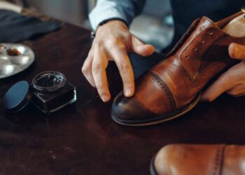 Cách sửa giày da bị rách: Những bí quyết hiệu quả cho đôi giày bền đẹp