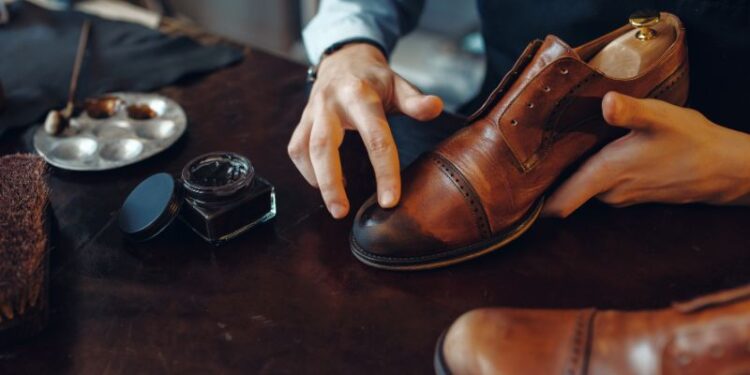 Cách sửa giày da bị rách: Những bí quyết hiệu quả cho đôi giày bền đẹp 3 Cách sửa giày da bị rách: Những bí quyết hiệu quả cho đôi giày bền đẹp