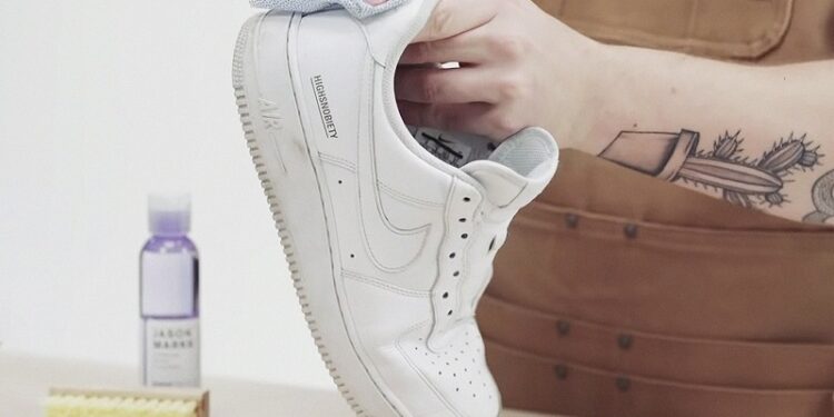 Cách sửa giày Sneaker bị tróc da – Hướng dẫn chi tiết để khôi phục đôi giày yêu thích 3 Đối với những đôi giày bị tróc da nặng, dịch vụ thay da hoặc sơn lại giày là lựa chọn tối ưu