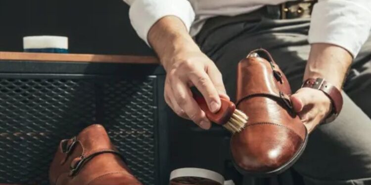 Cách vệ sinh giày da bò chuyên nghiệp, giữ đôi giày bền đẹp và sang trọng