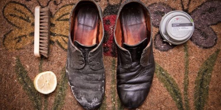 Giày bị tróc da: Nguyên nhân và cách khắc phục hiệu quả