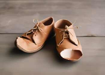 Giày da bị gãy mũi: Cách nhận biết và xử lý hiệu quả từng bước