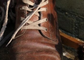 Giày da bị xước: Nguyên nhân, cách khắc phục và bảo quản hiệu quả