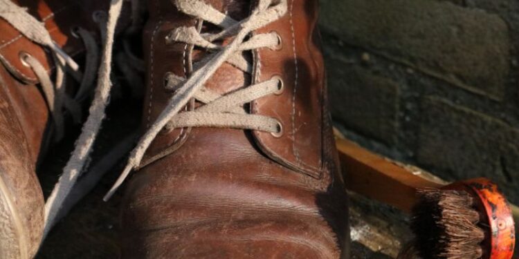 Giày da bị xước: Nguyên nhân, cách khắc phục và bảo quản hiệu quả