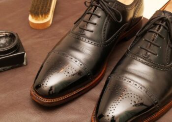 Giày da lộn có đánh xi được không? Bí quyết bảo dưỡng tối ưu