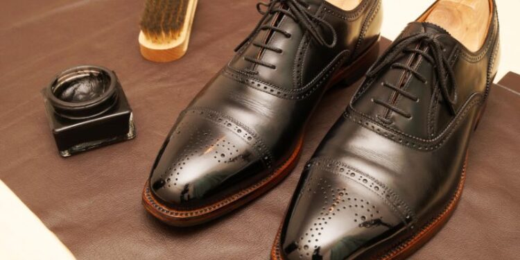 Giày da lộn có đánh xi được không? Bí quyết bảo dưỡng tối ưu 3 Giày da lộn có đánh xi được không? Bí quyết bảo dưỡng tối ưu