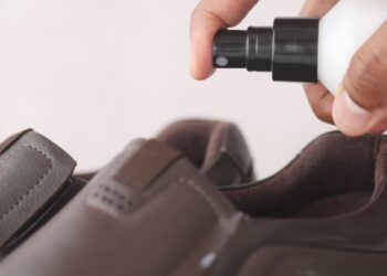 Khử mùi hôi giày da hiệu quả: Mẹo đơn giản mà bất ngờ