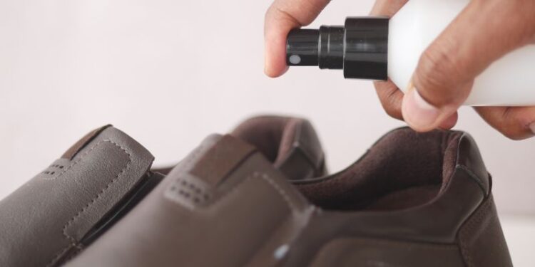 Khử mùi hôi giày da hiệu quả: Mẹo đơn giản mà bất ngờ