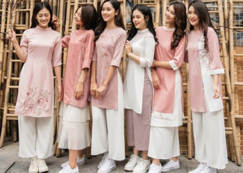 Áo dài kết hợp với giày sneaker phù hợp với các chất liệu mềm mại và nhẹ nhàng như lụa