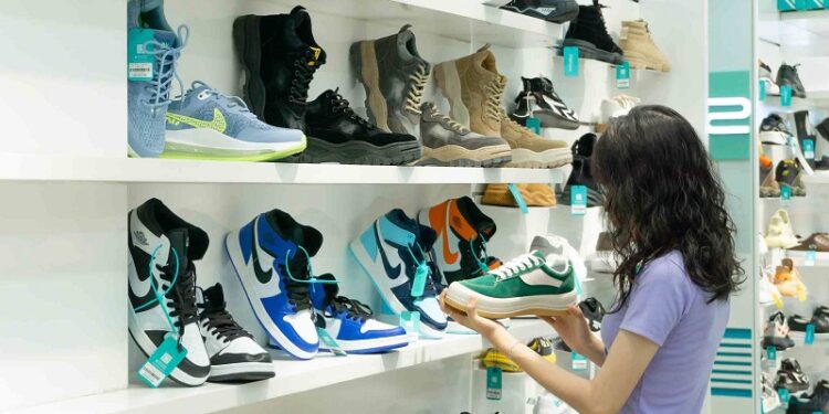 Trong bối cảnh thời trang phát triển không ngừng, các shop bán giày sneaker đã trở thành một phần không thể thiếu