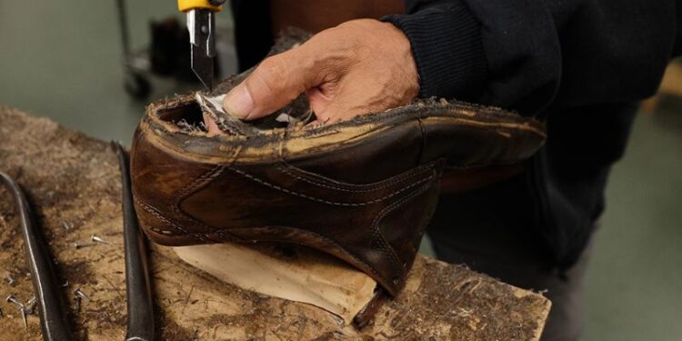 Bí quyết chọn dịch vụ sửa giày da Hà Nội uy tín và chất lượng