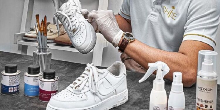 Rất nhiều bạn trẻ quan tâm đến cách sửa giày sneaker