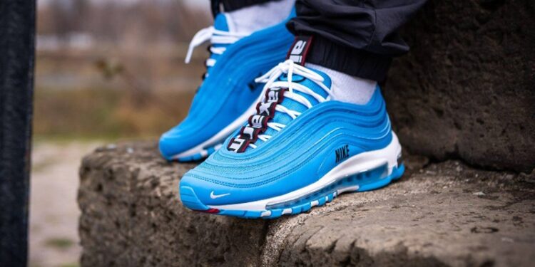 Top giày Sneaker tăng chiều cao nam: Phong cách và tự tin 3 New Balance 990 là lựa chọn hoàn hảo cho những ai yêu thích phong cách retro mà vẫn muốn có thêm chút chiều cao để tự tin hơn.