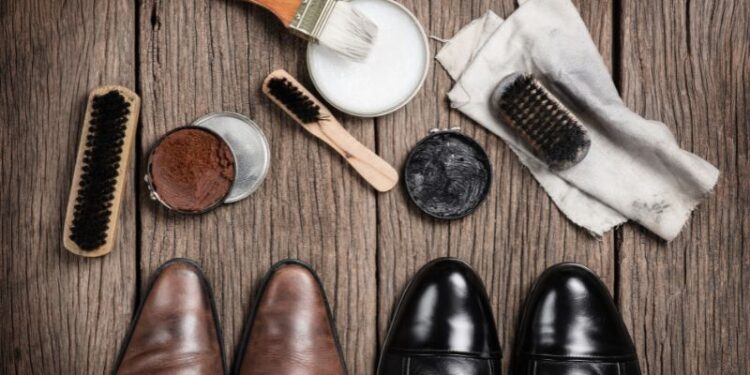 Vệ sinh giày da sáp là gì?