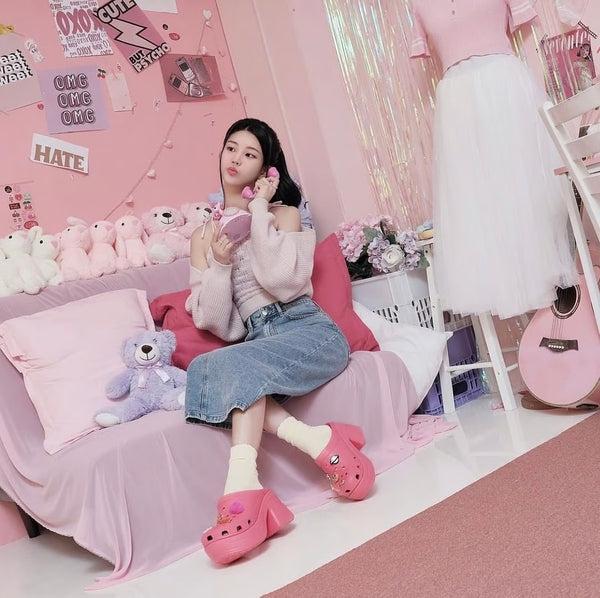 Phối chân váy xòe với giày sục