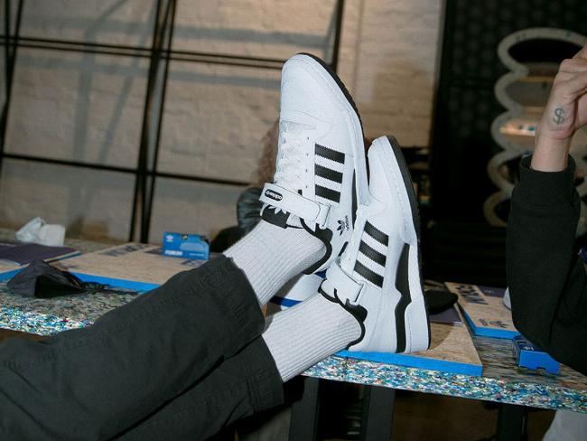 Layer mùa thu sáng tạo cùng giày adidas trắng