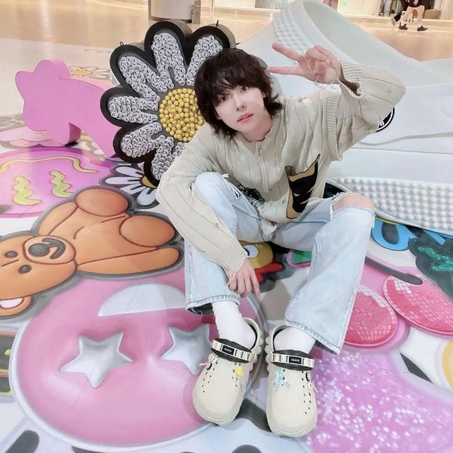 Phong cách phối EQT nữ theo streetwear phá cách, cá tính