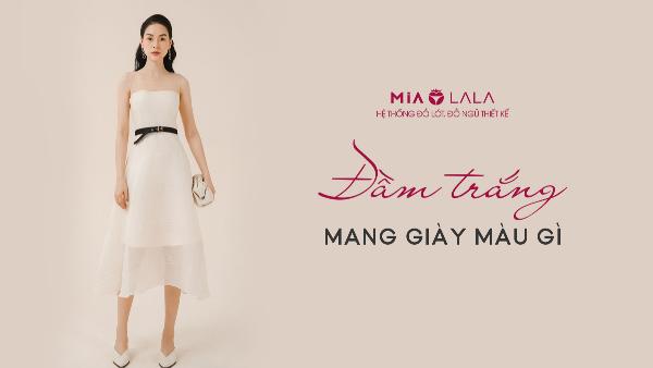 Giày cao gót màu nude phối với đầm trắng