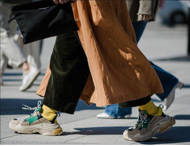 Phong cách phóng khoáng với giày Balenciaga