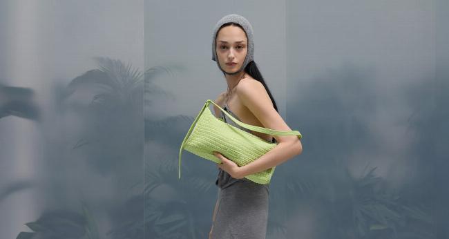 Váy midi kết hợp với boot hở mũi mang đến vẻ đẹp quyến rũ