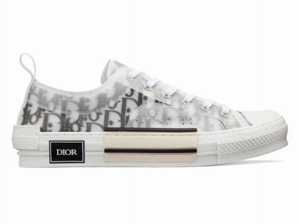 Phong cách phối hợp giữa giày Gucci và quần chinos