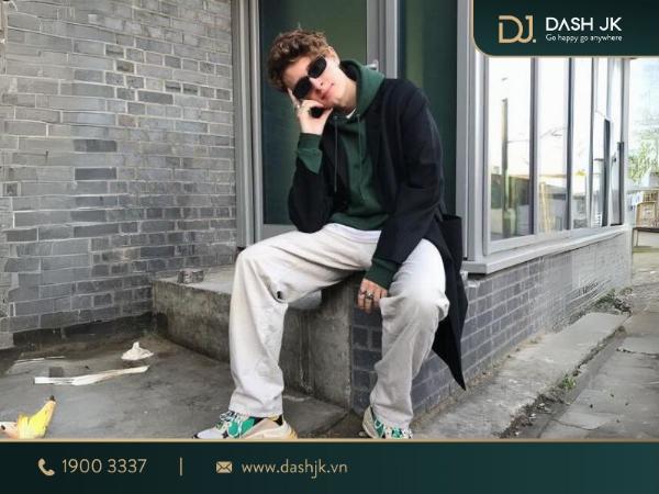 Phối đồ với quần jeans và giày Balenciaga Track