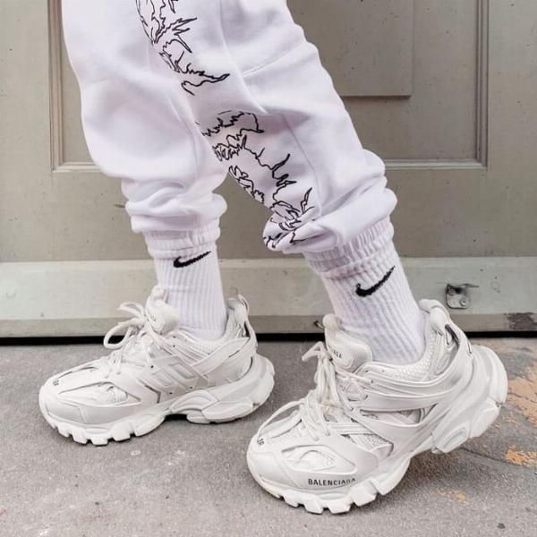 Phối đồ nữ tính với giày Balenciaga Track