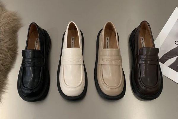 Phụ kiện phù hợp khi phối đồ với giày loafer nữ