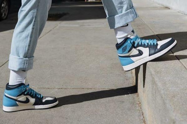 Outfit với quần jogger và giày Jordan cổ cao