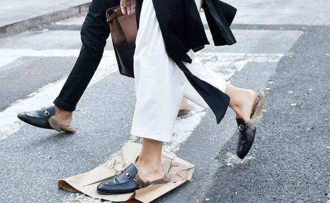 Quần jeans và áo thun phối giày cao gót đen