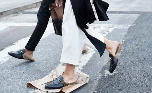 Quần tây và áo blouse phối đồ với giày cao gót đỏ tạo nét thanh lịch