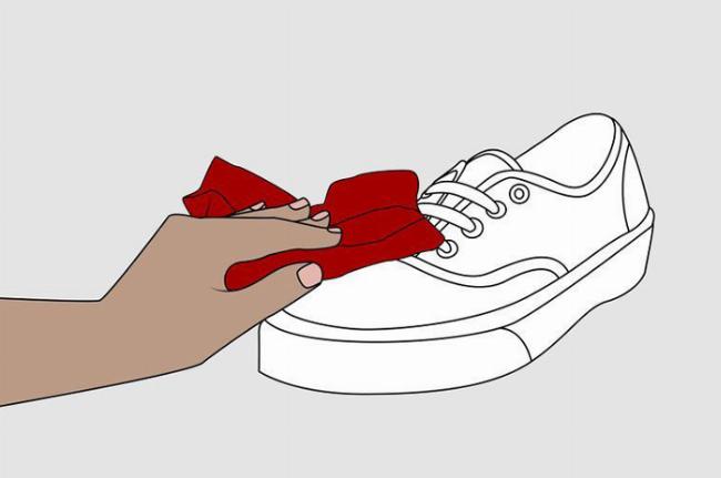 So sánh cách làm sạch giày Vans trắng vải canvas và da lộn
