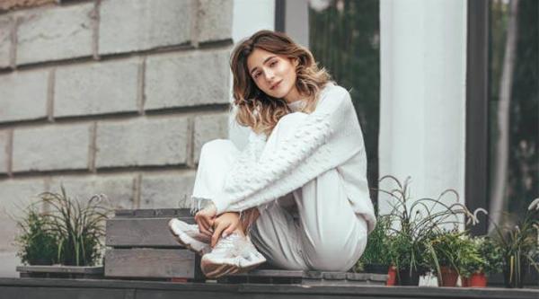 Chân váy phối đồ với giày bánh mì