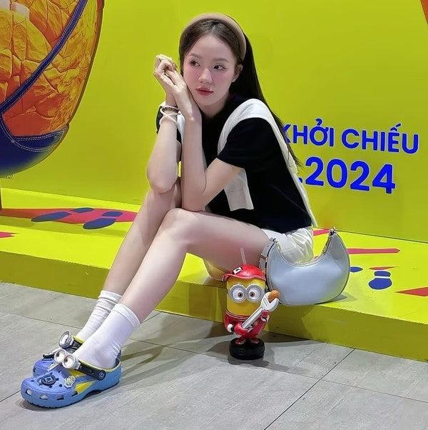 Giày bốt ngắn phối với quần short cá tính