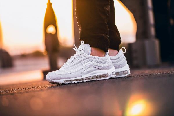 Cách phối đồ váy với Nike Air Max 97
