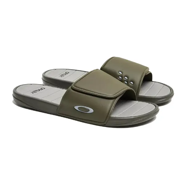 Hình ảnh một đôi giày Le Coq Sportif đang được phơi trong bóng râm với các gói hút ẩm bên trong để minh họa cách bảo quản chống ẩm