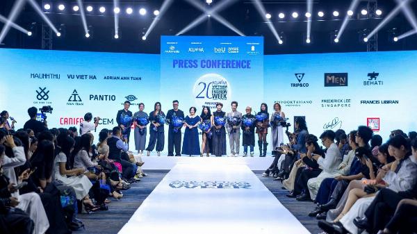 Bông Tai Nữ Đẹp Sang Trọng: 5 Bí Quyết Chọn Chuẩn Phong Cách Tinh Tế 17 Một phụ nữ đeo bông tai nữ đẹp sang trọng và dây chuyền đơn giản, tập trung vào phụ kiện thời trang tinh tế và cao cấp