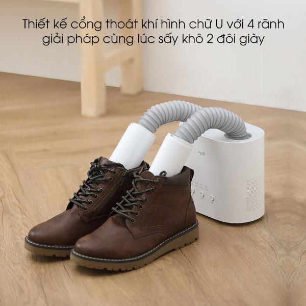 Một đôi giày Asics nữ sạch sẽ, khô ráo đang được đặt trong tủ giày gọn gàng với một vài túi hút ẩm, thể hiện quy trình bảo quản chuyên nghiệp.