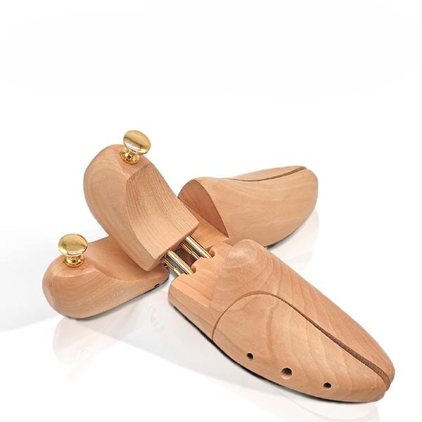 Bộ dụng cụ bảo quản giày cơ bản: bàn chải, dung dịch vệ sinh và shoe tree, giúp giữ form size 43 là bao nhiêu cm
