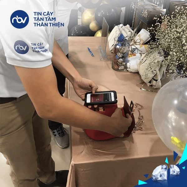 Một người đang sử dụng điện thoại để tra cứu giá ví cầm tay Louis Vuitton chính hãng trên trang web chính thức, bối cảnh hiện đại và chuyên nghiệp