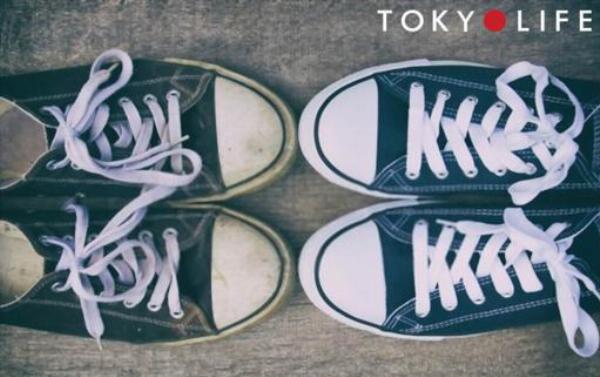 Minh họa cách phơi giày thể thao đúng cách, tránh ánh nắng trực tiếp và nhiệt độ cao