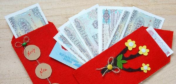 50+ Lời Chúc Tết Người Yêu Ngọt Ngào, Ý Nghĩa Nhất Mùa Xuân 2026 17 Hình ảnh cặp đôi trao lời chúc tết người yêu và quà tặng trong không khí Tết Việt Nam ấm cúng