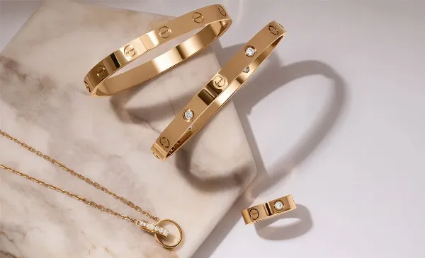 Chất liệu vàng 18k và kim cương được sử dụng để chế tác nhẫn Cartier Love