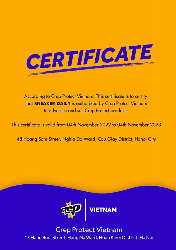 Khách hàng đang kiểm tra chất lượng dịch vụ vệ sinh giày tại Hà Nội trong một cửa hàng sạch sẽ