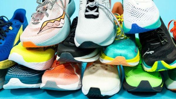 Một phụ nữ đang buộc dây giày Asics nữ chính hãng trước khi chạy bộ, thể hiện sự thoải mái và sẵn sàng cho hoạt động. Bối cảnh là một công viên xanh mát, ánh sáng tự nhiên.